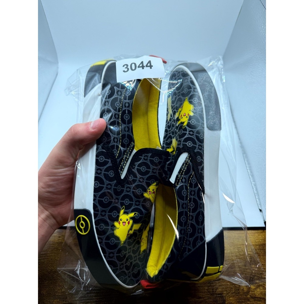 Pokemon Poké Ball Men's 10 Sneakers Gray Black Pikachu Slip On Skateboard Shoes - Picture 9 of 9